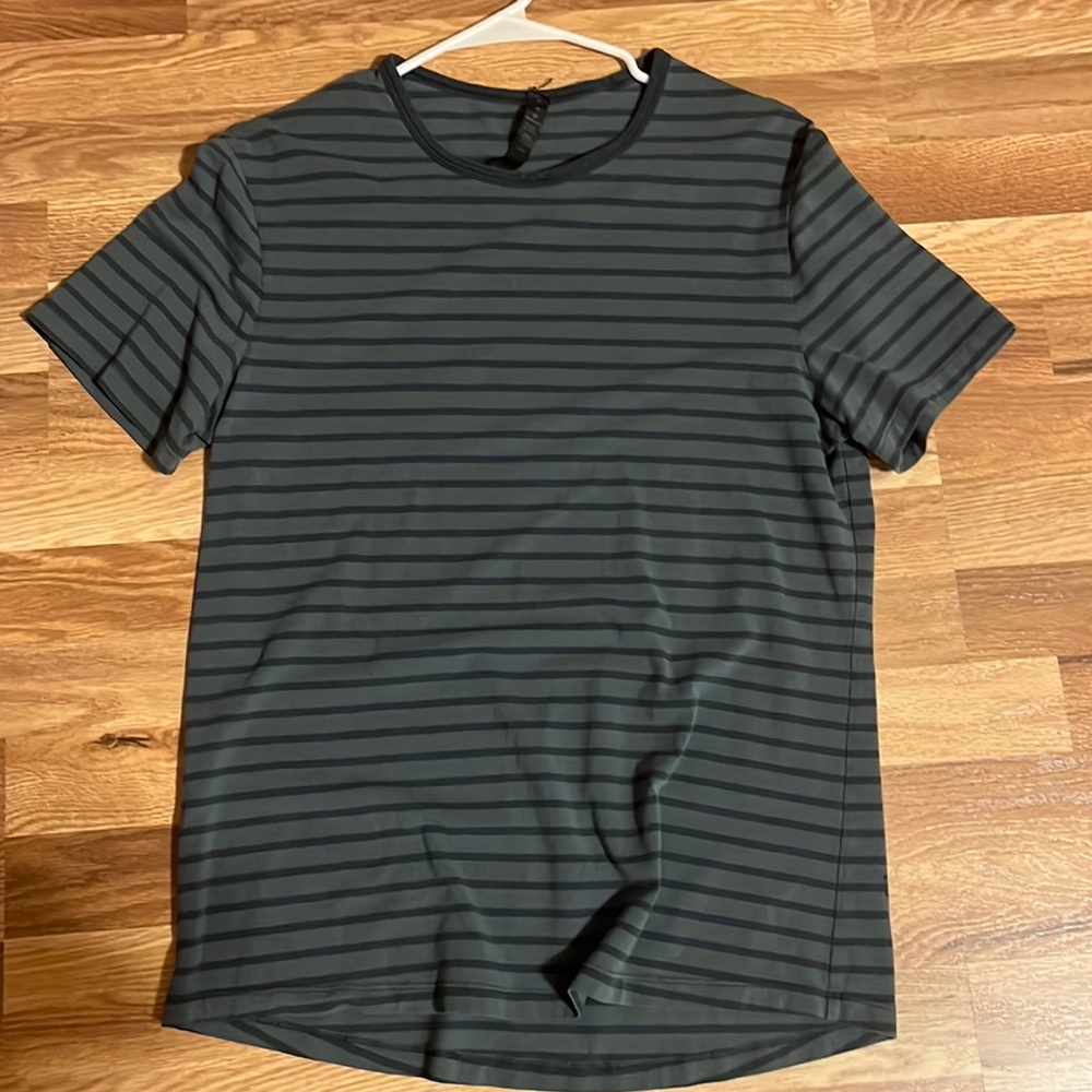 Men’s medium lululemon t-shirt
